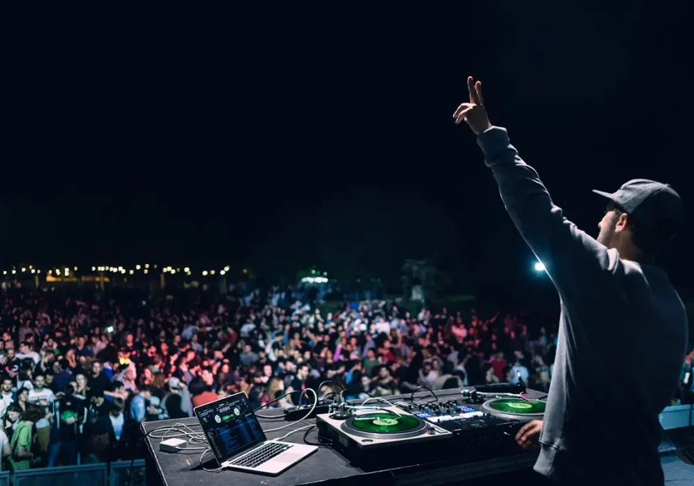 DJ PlanB en una sesión en un festival de múscia durante una de sus actuaciones sold out