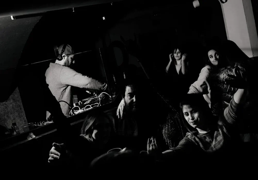 DJ PlanB en una sesión de sala con gente bailando con la música y sold out
